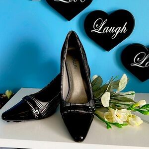 Mirabella brand plaid heels  leather toe button detail size 8 with a 2 inch heel